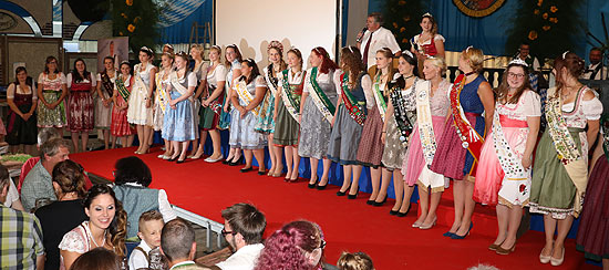 zahlreiche bayerische Produktköniginnen kamen zur Krönung (Foto: Martin Schmitz)